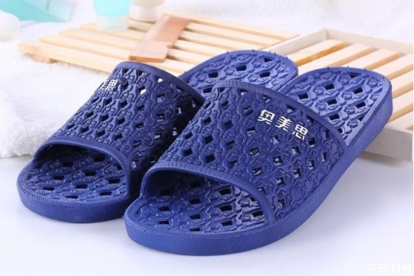 拖鞋磨腳是質(zhì)量問題嗎 拖鞋腳背會磨腳怎么辦 拖鞋磨腳是質(zhì)量問題嗎 拖鞋腳背會磨腳怎么辦