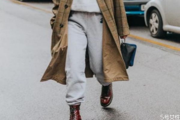 馬丁靴配運動褲好看嗎 馬丁靴搭配什么褲子