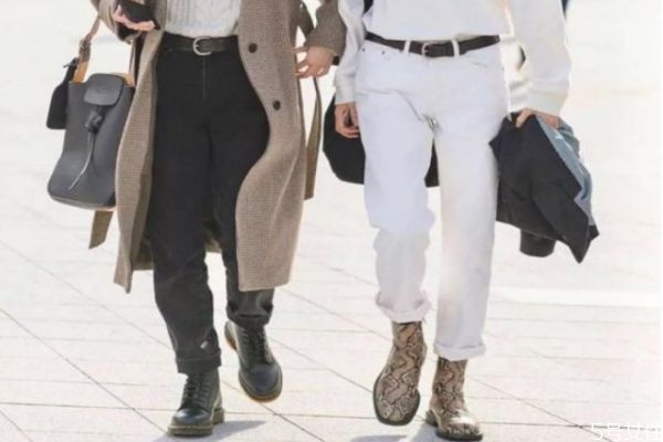 馬丁靴配運動褲好看嗎 馬丁靴搭配什么褲子