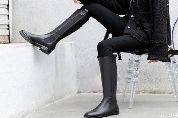 黑色絨面長靴怎么打理 過膝長靴搭配技巧 黑色絨面長靴怎么打理 過膝長靴搭配技巧