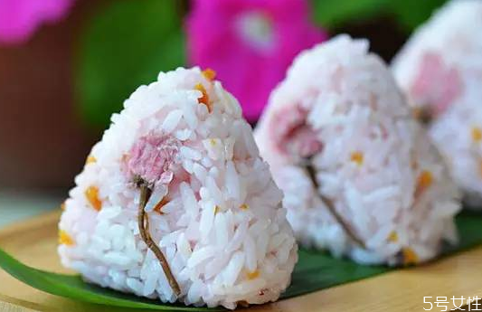 三角飯團(tuán)怎么捏 捏三角飯團(tuán)的技巧 三角飯團(tuán)怎么捏 捏三角飯團(tuán)的技巧