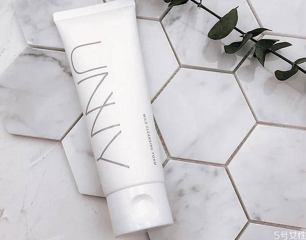 學(xué)生什么時候開始用洗面奶 最適合學(xué)生用的洗面奶排行榜 學(xué)生什么時候開始用洗面奶 最適合學(xué)生用的洗面奶排行榜