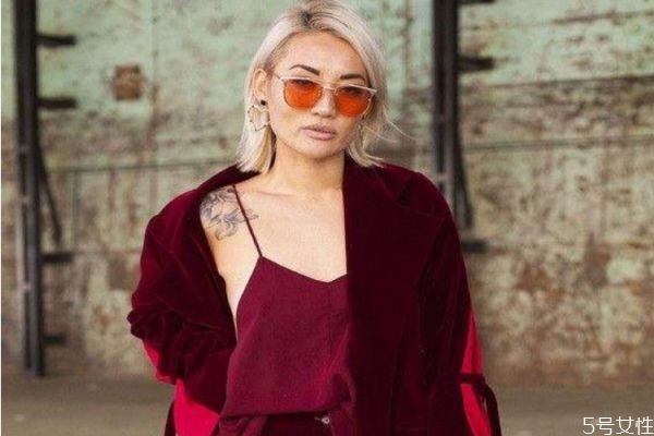 年輕人穿酒紅色老氣嗎 酒紅色適合多少歲的女人 年輕人穿酒紅色老氣嗎 酒紅色適合多少歲的女人