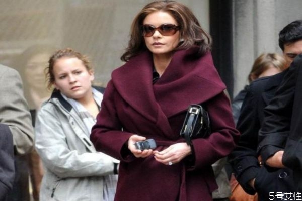 年輕人穿酒紅色老氣嗎 酒紅色適合多少歲的女人 年輕人穿酒紅色老氣嗎 酒紅色適合多少歲的女人