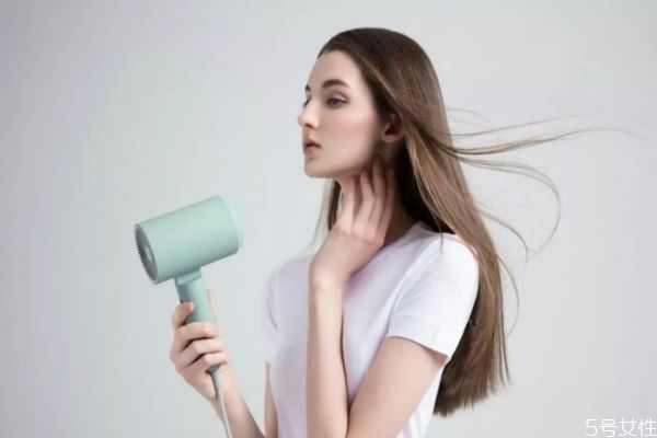 吹風(fēng)機(jī)可以連續(xù)吹幾個小時 吹風(fēng)機(jī)開一晚上會怎樣