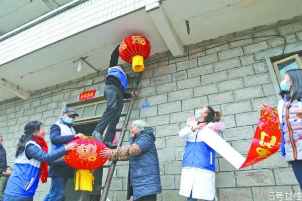 貼春聯(lián)上聯(lián)貼左還是右 貼春聯(lián)的由來(lái)和寓意