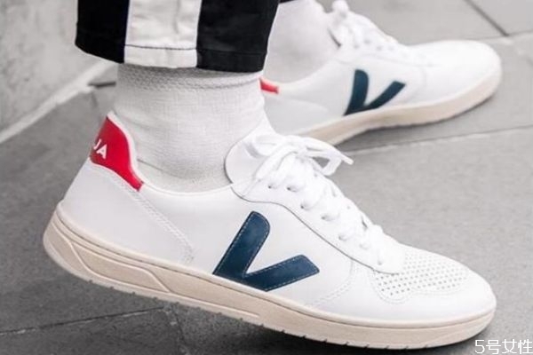 veja鞋子一雙多少錢 怎么辨別veja小白鞋真?zhèn)?><p><strong>veja鞋子一雙多少錢 怎么辨別veja小白鞋真?zhèn)?/strong></p></a></li> 	     </ul>
		</div>
	   <div   id=