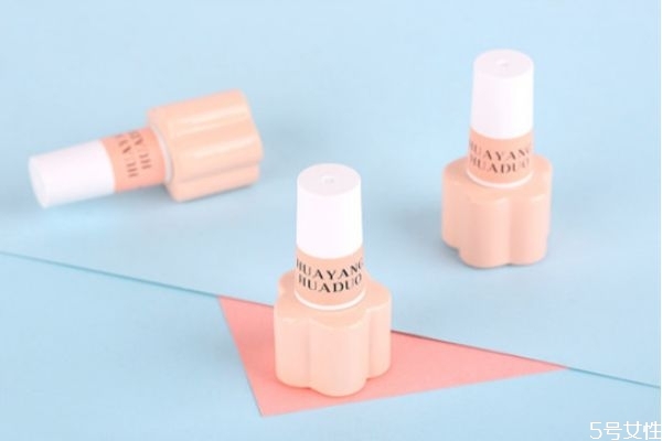 指甲油和甲油膠誰的危害大 甲膠油為什么要用烤燈 指甲油和甲油膠誰的危害大 甲膠油為什么要用烤燈