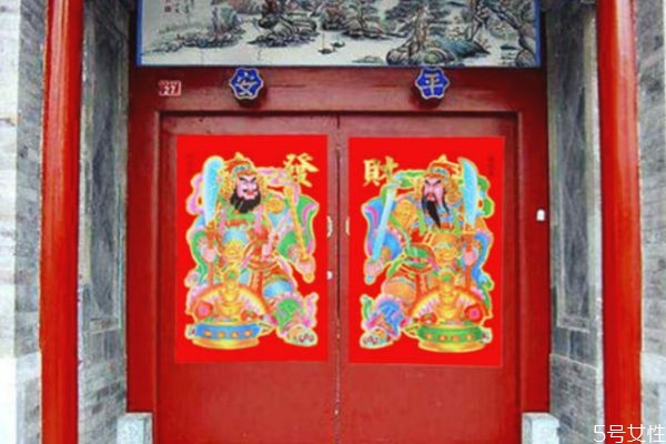 換下來(lái)的舊門(mén)神怎么處理 一扇門(mén)怎么貼門(mén)神