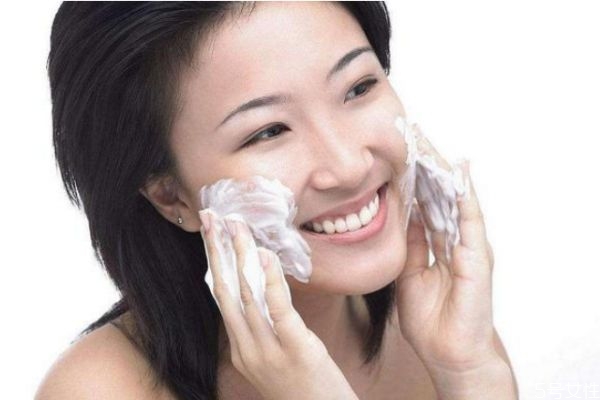 不用洗面奶洗臉會(huì)長痘嗎 不用洗面奶洗臉好嗎
