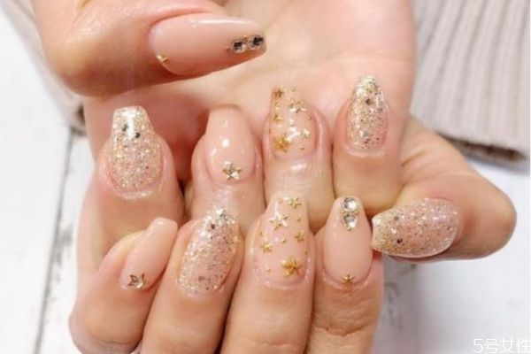 卸甲水卸甲油膠需要多長(zhǎng)時(shí)間 甲油膠的正確卸除方法