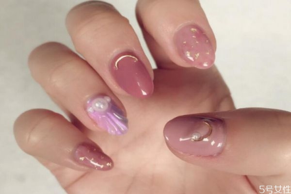 卸甲水卸甲油膠需要多長(zhǎng)時(shí)間 甲油膠的正確卸除方法