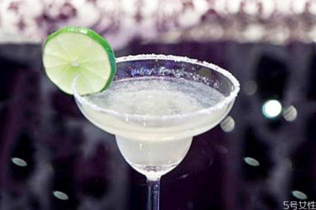 杯口抹鹽的雞尾酒叫什么 雞尾酒杯邊為什么蘸鹽 杯口抹鹽的雞尾酒叫什么 雞尾酒杯邊為什么蘸鹽