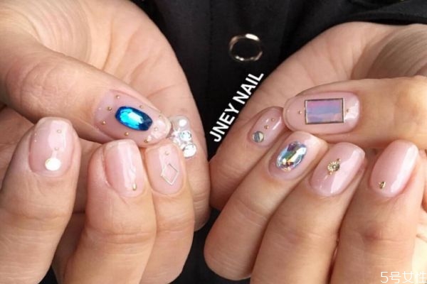 清新色塊撞色美甲怎么做 甲油膠不涂底膠會如何 清新色塊撞色美甲怎么做 甲油膠不涂底膠會如何