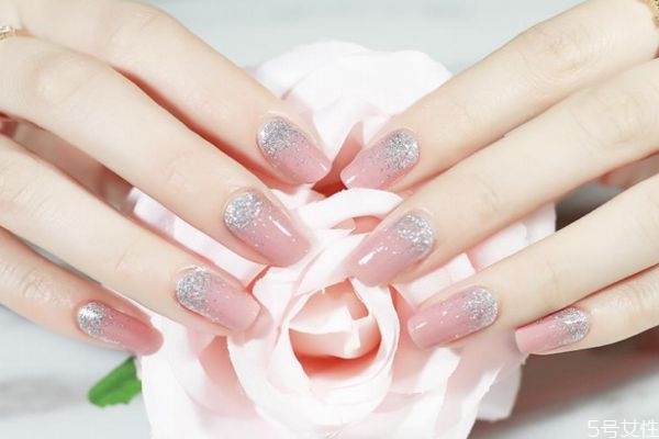 美甲掉了可以免費補嗎 美甲長出來一截怎么辦 美甲掉了可以免費補嗎 美甲長出來一截怎么辦