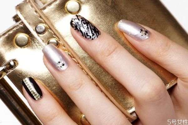 清新色塊撞色美甲怎么做 甲油膠不涂底膠會如何 清新色塊撞色美甲怎么做 甲油膠不涂底膠會如何