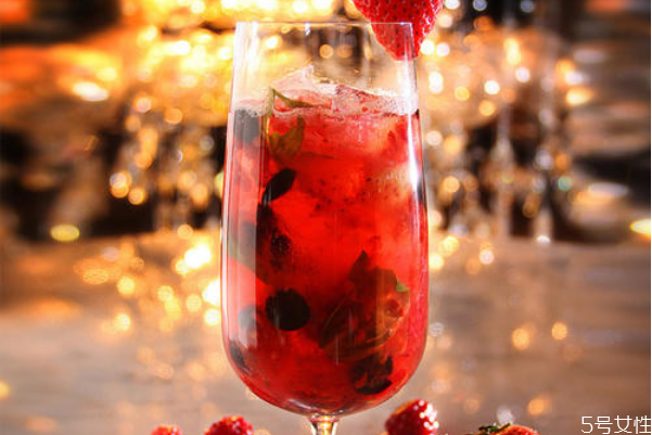 預(yù)調(diào)酒和雞尾酒哪個(gè)好喝 預(yù)調(diào)酒和雞尾酒的區(qū)別