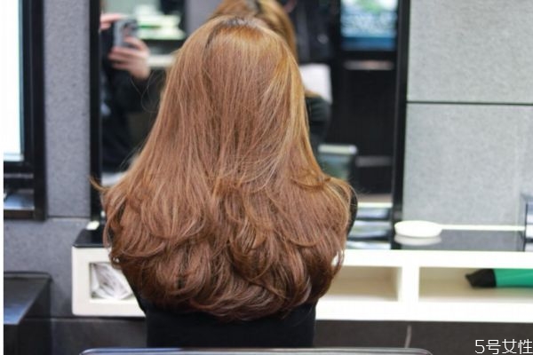 皮膚暗黃染什么顏色頭發(fā)顯白 染發(fā)之后怎么固色 皮膚暗黃染什么顏色頭發(fā)顯白 染發(fā)之后怎么固色