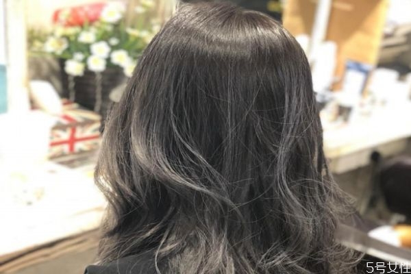 漂過(guò)的頭發(fā)再打蠟會(huì)不會(huì)掉色 染發(fā)之后如何護(hù)理頭發(fā)