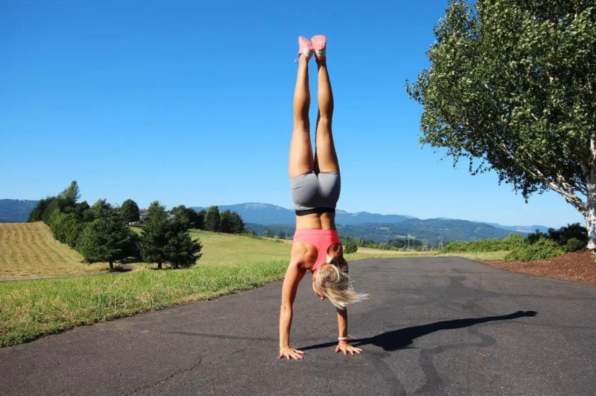 倒立為什么立不住 如何掌握貼墻倒立 倒立為什么立不住 如何掌握貼墻倒立