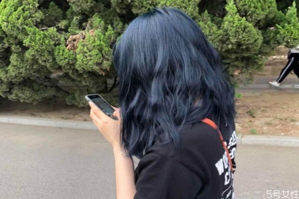 不漂的藍(lán)黑色掉色快嗎 黑藍(lán)色不漂掉成什么色 不漂的藍(lán)黑色掉色快嗎 黑藍(lán)色不漂掉成什么色