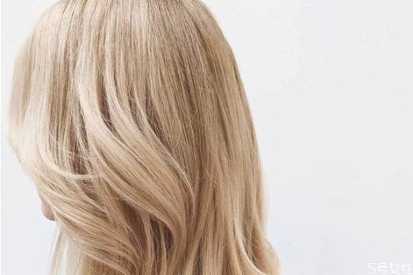 皮膚暗黃染什么顏色頭發(fā)顯白 染發(fā)之后怎么固色 皮膚暗黃染什么顏色頭發(fā)顯白 染發(fā)之后怎么固色