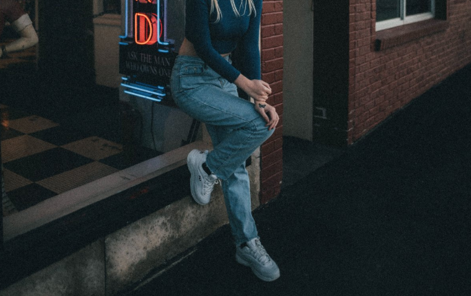 牛仔褲和運動鞋搭配嗎 穿牛仔褲配運動鞋好看嗎 牛仔褲和運動鞋搭配嗎 穿牛仔褲配運動鞋好看嗎