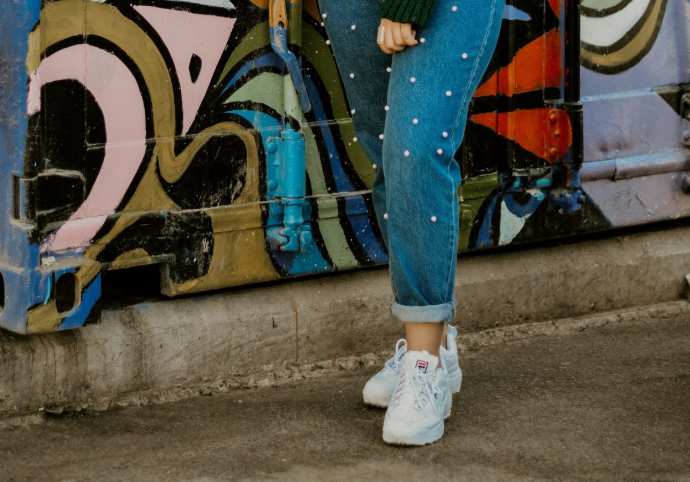 牛仔褲和運動鞋搭配嗎 穿牛仔褲配運動鞋好看嗎 牛仔褲和運動鞋搭配嗎 穿牛仔褲配運動鞋好看嗎