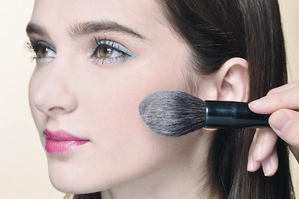 散粉能不能用在頭發(fā)上 散粉能去頭發(fā)油嗎 散粉能不能用在頭發(fā)上 散粉能去頭發(fā)油嗎