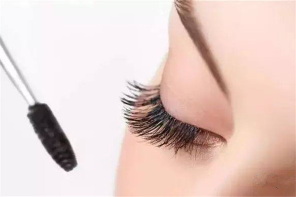 睫毛膏要卸妝嗎 睫毛膏要用專(zhuān)門(mén)卸妝液?jiǎn)?>
         				<strong>睫毛膏要卸妝嗎 睫毛膏要用專(zhuān)門(mén)卸妝液?jiǎn)?/strong>
         			</a>
         				<p>很多愛(ài)美的女生經(jīng)常會(huì)用化妝品將自己打扮的漂漂亮亮的，但是在化完妝后，卸妝也是非常重要的，如果沒(méi)有把妝卸干凈的話(huà)，會(huì)導(dǎo)致皮膚受到損害，那么睫毛膏要卸妝嗎？睫毛膏要用專(zhuān)門(mén)卸妝液?jiǎn)幔?/p>
         		</li> 
                                               <li>
         			<a href=