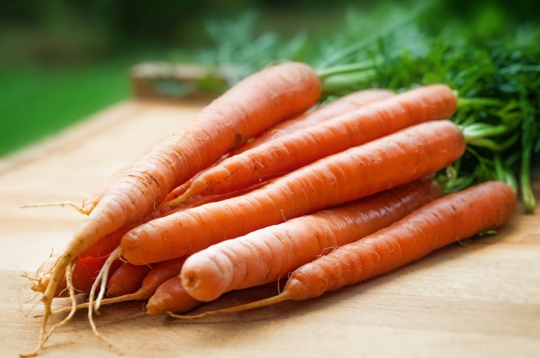 一天吃一根胡蘿卜好嗎,會(huì)導(dǎo)致皮膚發(fā)黃嗎 