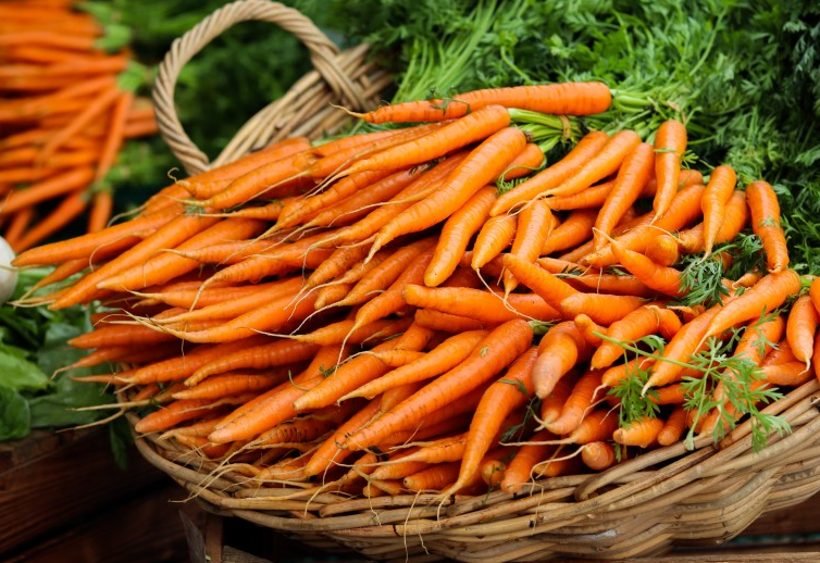 一天吃一根胡蘿卜好嗎,會(huì)導(dǎo)致皮膚發(fā)黃嗎 