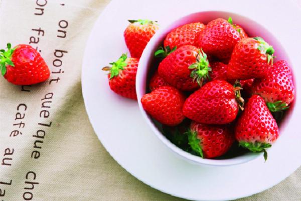 草莓怎么清洗比較干凈還不爛 草莓是寒性還是熱性的 草莓怎么清洗比較干凈還不爛 草莓是寒性還是熱性的