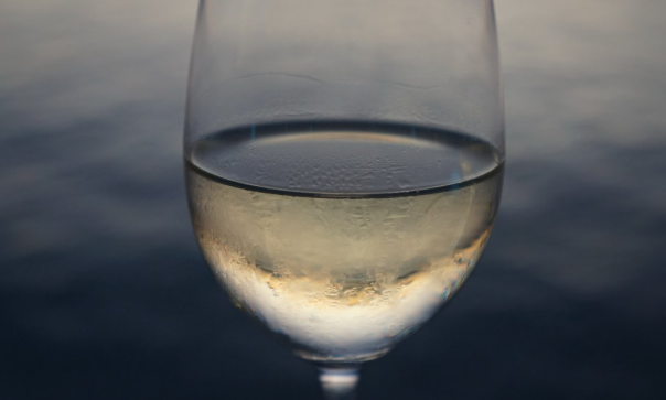 干白葡萄酒保質期多久 干白葡萄酒過了保質期還能喝嗎