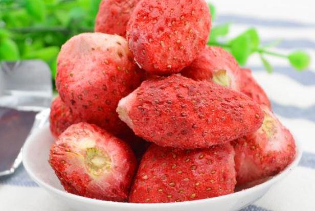 草莓干可以做牛軋?zhí)菃?草莓干可以做成草莓脆嗎 草莓干可以做牛軋?zhí)菃?草莓干可以做成草莓脆嗎