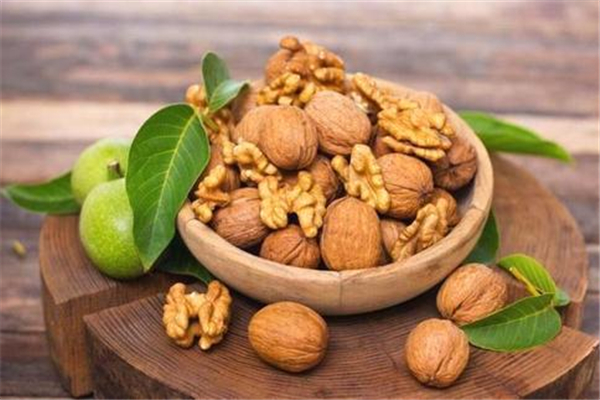 孕婦吃核桃真的能給胎兒補(bǔ)腦嗎 孕婦什么時間吃核桃對胎兒好