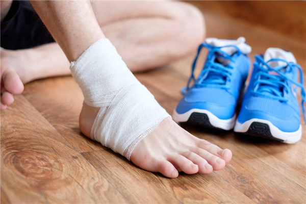 運(yùn)動時腳崴了是冷敷還是熱敷 運(yùn)動前不熱身可以嗎