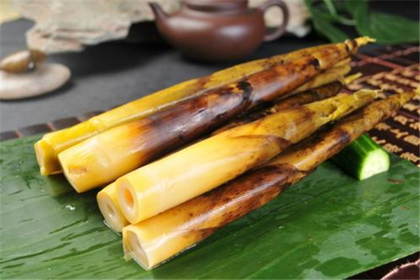 宿舍水泥地裂縫長(zhǎng)4米高竹筍 竹筍生長(zhǎng)環(huán)境 宿舍水泥地裂縫長(zhǎng)4米高竹筍 竹筍生長(zhǎng)環(huán)境