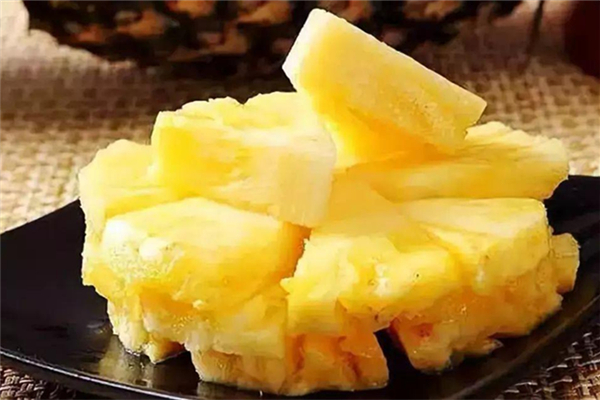 鳳梨需要泡鹽水嗎 鳳梨能放冰箱保存嗎 鳳梨需要泡鹽水嗎 鳳梨能放冰箱保存嗎
