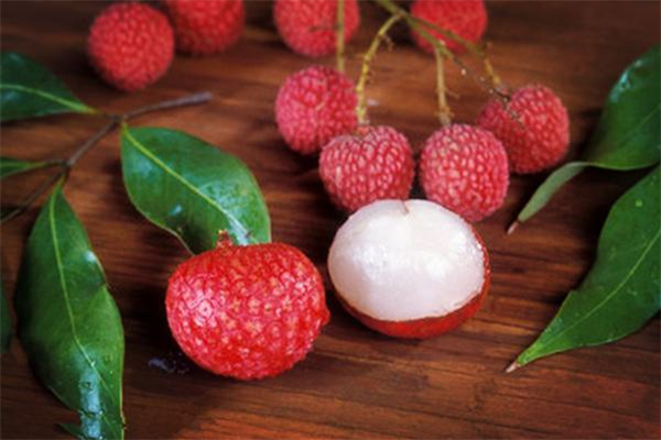 荔枝為什么放冰上 荔枝怎么保鮮時間長 荔枝為什么放冰上 荔枝怎么保鮮時間長