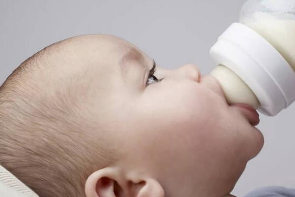 寶寶溢奶還能再吃嗎 寶寶吐奶后還可以再喂嗎 寶寶溢奶還能再吃嗎 寶寶吐奶后還可以再喂嗎