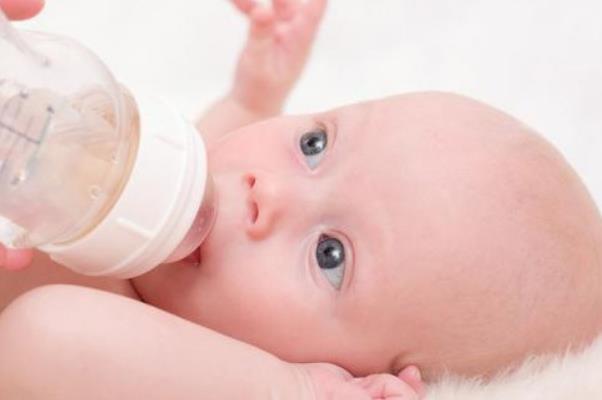 嬰兒吐奶為什么會(huì)從鼻子出來(lái) 嬰兒吐奶為什么是清奶水