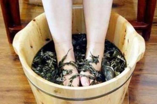 艾葉泡腳去體內濕氣嗎 艾葉泡腳能治腳氣嗎 艾葉泡腳去體內濕氣嗎 艾葉泡腳能治腳氣嗎