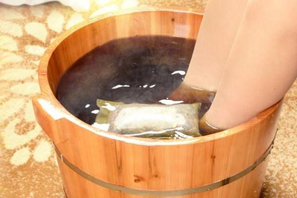 艾葉泡腳去體內濕氣嗎 艾葉泡腳能治腳氣嗎 艾葉泡腳去體內濕氣嗎 艾葉泡腳能治腳氣嗎