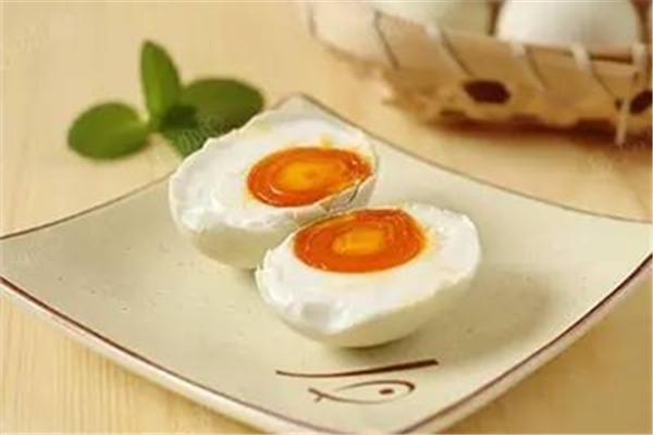 咸鴨蛋對胃有刺激嗎 咸鴨蛋胃不好的人可以吃嗎 咸鴨蛋對胃有刺激嗎 咸鴨蛋胃不好的人可以吃嗎