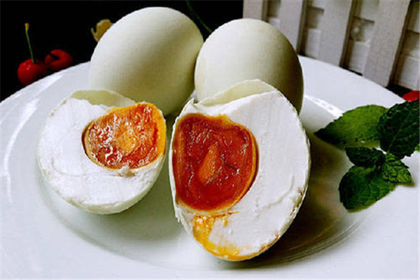 咸鴨蛋為什么一煮就爆 咸鴨蛋應(yīng)該怎么煮 咸鴨蛋為什么一煮就爆 咸鴨蛋應(yīng)該怎么煮