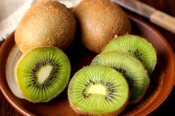 獼猴桃的作用與效果 獼猴桃怎么吃方便 獼猴桃的作用與效果 獼猴桃怎么吃方便