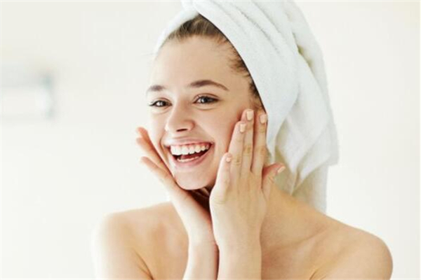 夏天用乳液好還是面霜好 夏天用什么牌子的護膚品比較好