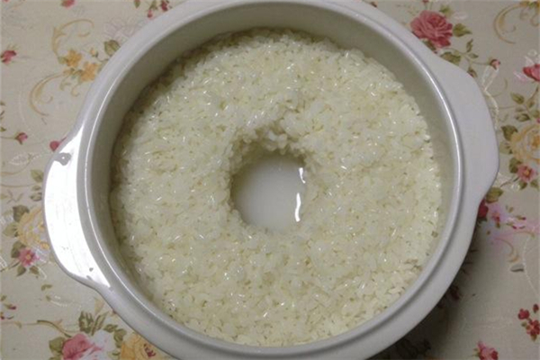 糯米做酒釀要浸泡多長(zhǎng)時(shí)間 糯米做酒釀太甜了怎么辦