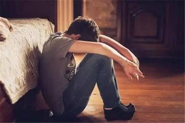 自卑會導(dǎo)致抑郁嗎 自卑心理的主要表現(xiàn)